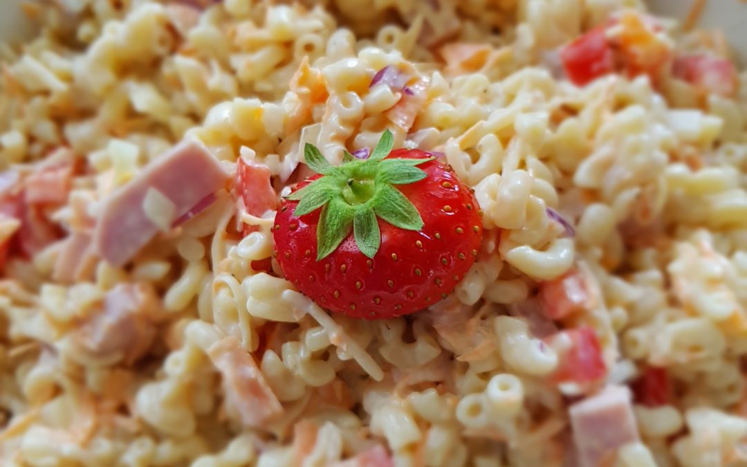 koude macaroni schotel met ei